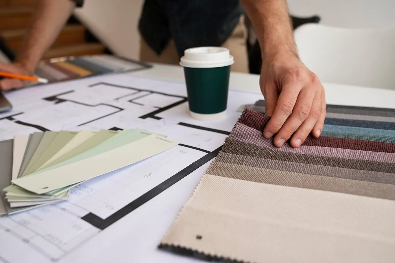 Seitliche Ansicht eines Mitarbeiters, der an einem Projekt arbeitet.