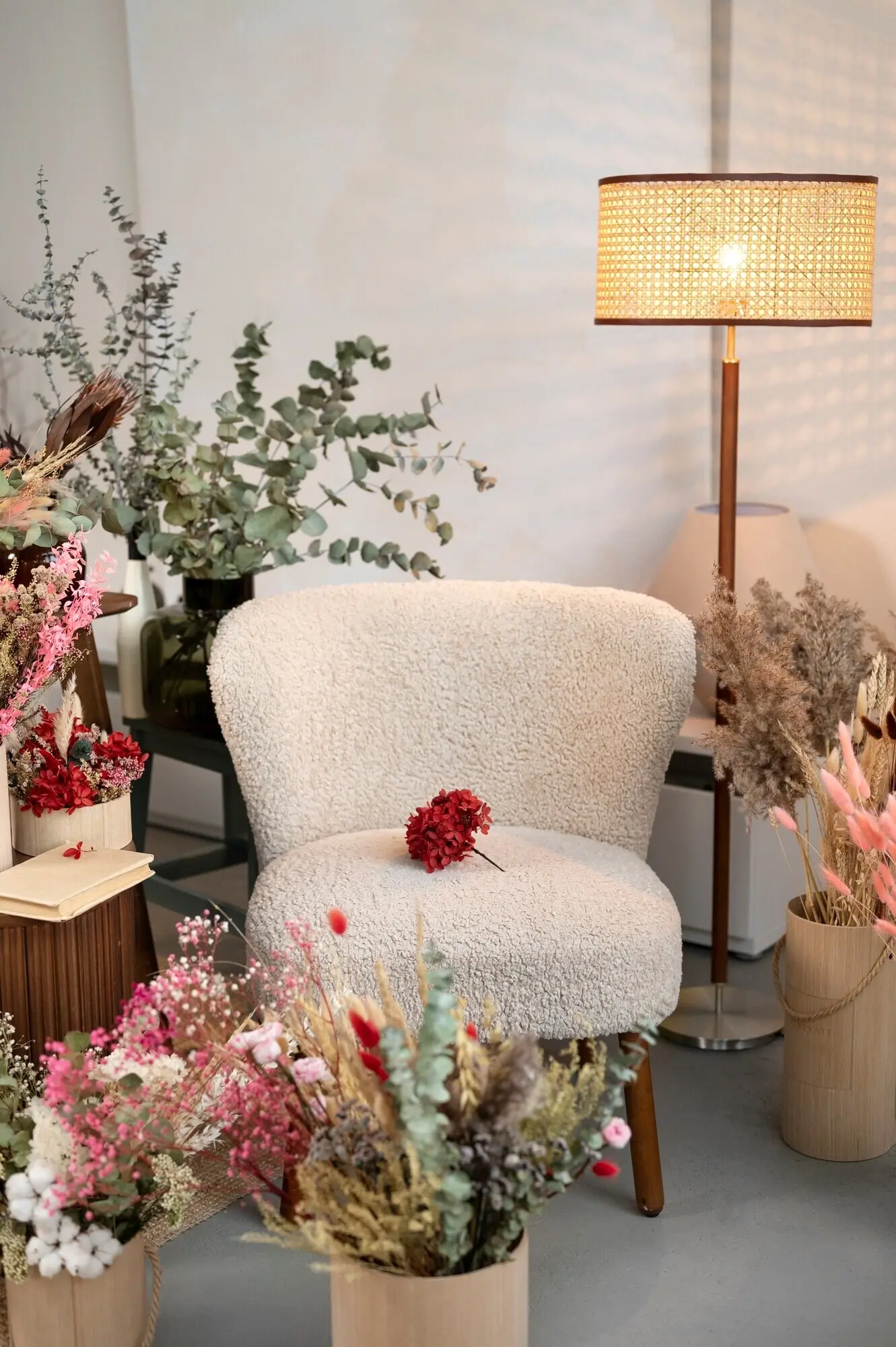 Schönes Blumenarrangement aus hohem Blickwinkel im Innenraum.