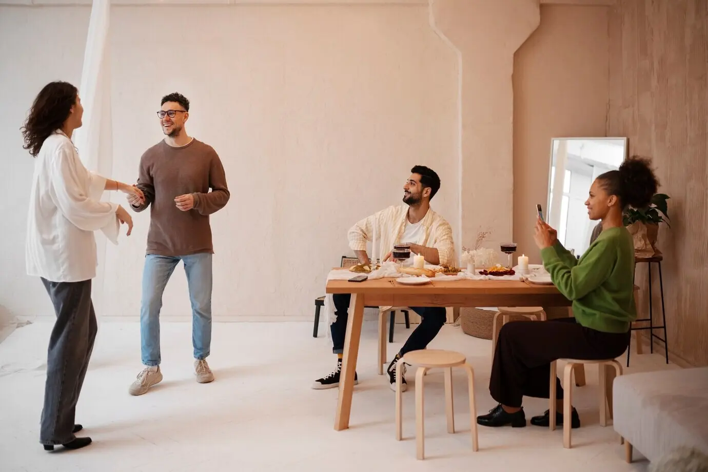 Menschen haben ein ungezwungenes Mittagessen, während sie dabei etwas Salsa-Tanz genießen.