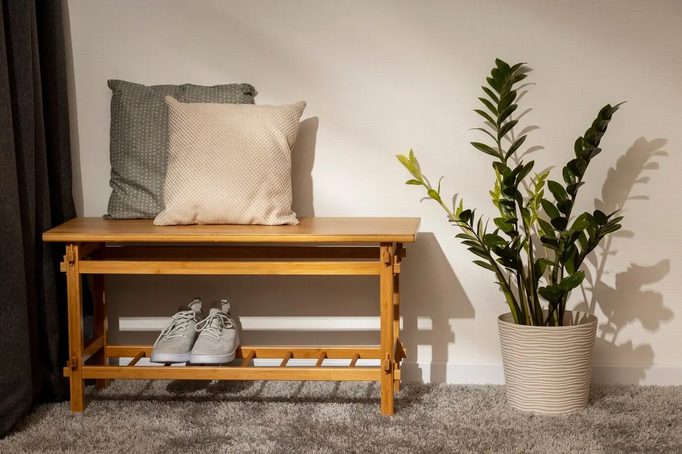 Stillleben eines Schuhregals im Innenraum